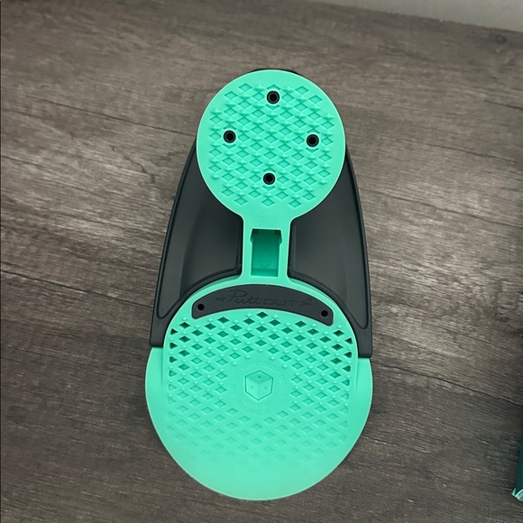 PuttOUT Premium Pressure Putt Trainer - Perfect Your Golf Putting - Picture 2 of 4